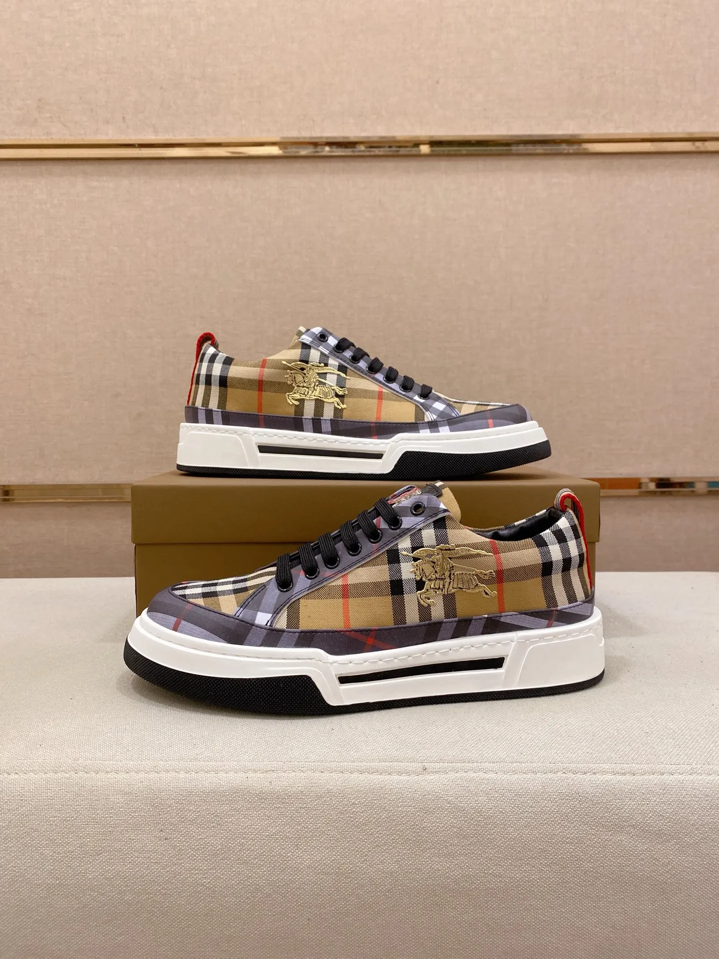 Men's shoes 💰: 420💰🇮🇹🇮🇹BURBERRY's top purchasing agents are available simultaneously at the counter. 🔍🔍On sale at the same time. Positive code number: 38-44 Italian imported first-layer cowhide with fabric. Fully imported sheepskin lining, sole: the original sole is specially provided by the original factory, the exclusive movable molded sole is super comfortable, the original factory follows the order, 🔍🔍high quality, you can go in and out of the counter at will, welcome to compare. Can be customized. 45 non-refundable